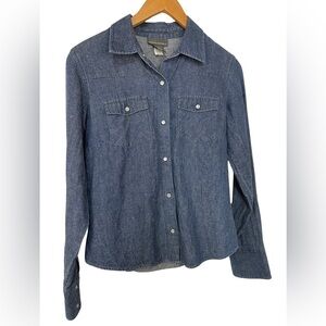 Banana Republic denim button down. Pearl snaps and light weight. Women’s Small